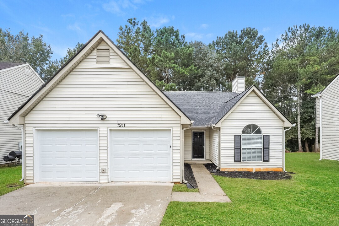7911 Woodlake Dr in Riverdale, GA - Building Photo