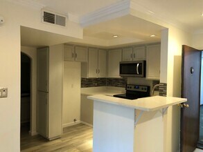 22100 Burbank Blvd in Los Angeles, CA - Building Photo - Building Photo