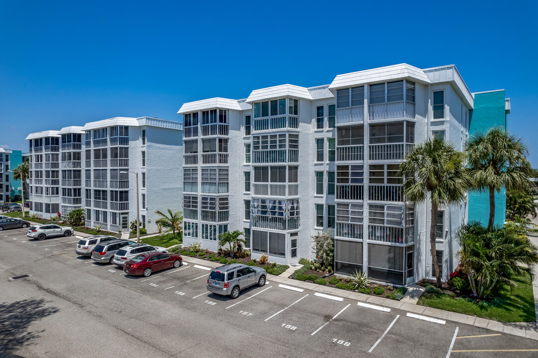 Moorings of Maximo in St. Petersburg, FL - Building Photo