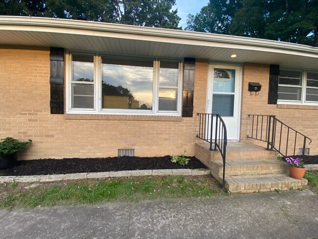 298 Eastwood Dr in Newport News, VA - Building Photo - Building Photo