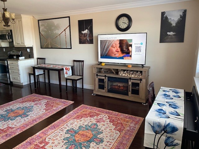 5176 Dundas St W in Toronto, ON - Building Photo