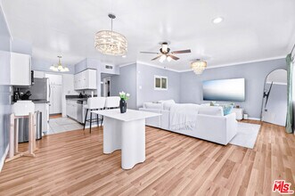 12801 Moorpark St in Los Angeles, CA - Building Photo - Building Photo