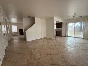 1096 Burton St in Hemet, CA - Foto de edificio - Building Photo