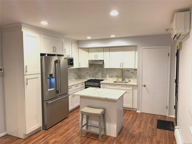 16 Caroline Dr in Dix Hills, NY - Foto de edificio - Building Photo