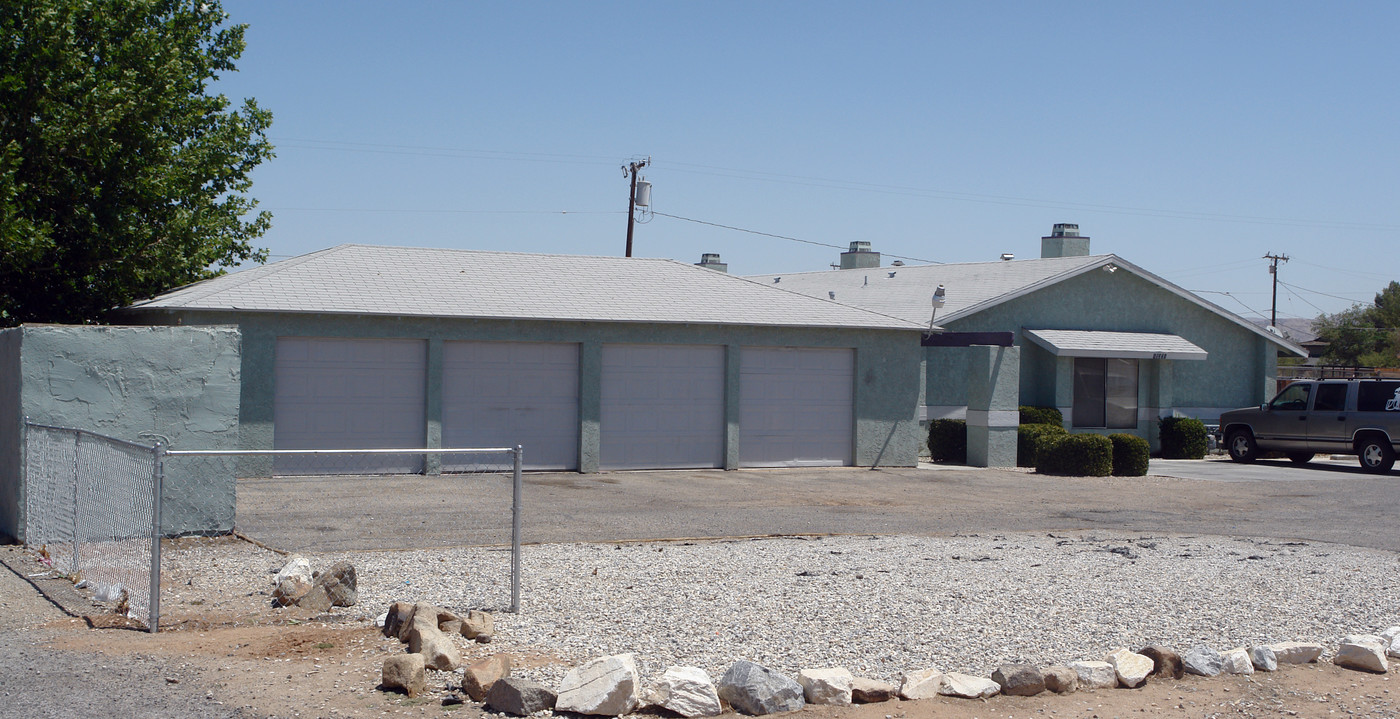 15331 Broken Bow Rd in Apple Valley, CA - Building Photo