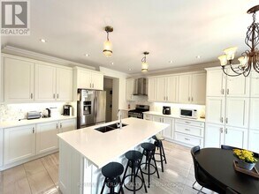 131 Beaveridge Ave in Oakville, ON - Building Photo - Building Photo