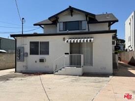 2240 Crenshaw Blvd in Los Angeles, CA - Building Photo