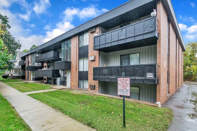 West Walnut Apartments in Kalamazoo, MI - Foto de edificio - Building Photo