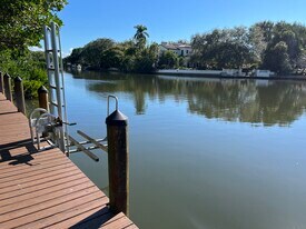 850 S Tamiami Trl, Unit 427 in Sarasota, FL - Building Photo