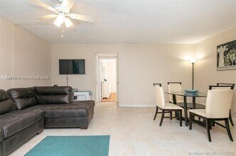 581 Blue Heron Dr in Hallandale Beach, FL - Building Photo - Building Photo