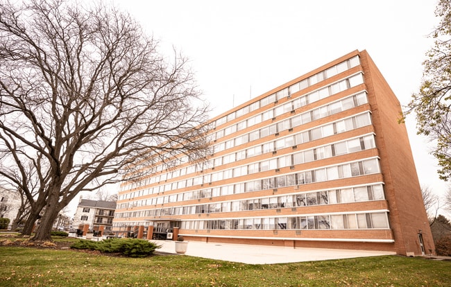 PARK TOWER in Madison, WI - Foto de edificio - Building Photo