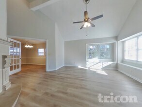 623 Lockhart Ct NE in Marietta, GA - Foto de edificio - Building Photo