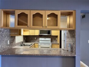 6640 W 24th Ct in Hialeah, FL - Building Photo - Building Photo