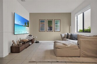 909 NE 211th St in North Miami Beach, FL - Building Photo - Building Photo