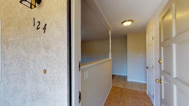 124 Wayne Ct E, Unit 124 in Redwood City, CA - Building Photo - Building Photo