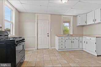 207 N Queen St, Unit Large Attic Room in Shippensburg, PA - Foto de edificio - Building Photo