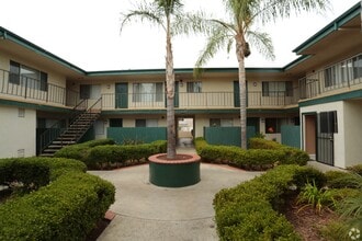 Foothill Courtyards in Vista, CA - Foto de edificio - Building Photo