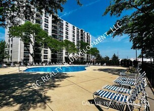 9001 Golf Rd in Des Plaines, IL - Building Photo - Building Photo