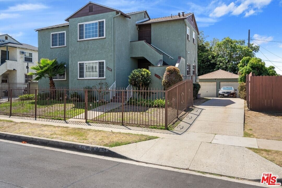 2122 W 102nd St in Los Angeles, CA - Building Photo