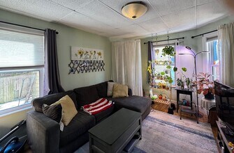 197R Elm St, Unit 1 in Somerville, MA - Building Photo - Building Photo