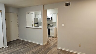 8501 Barrington Ct in West Springfield, VA - Building Photo - Building Photo