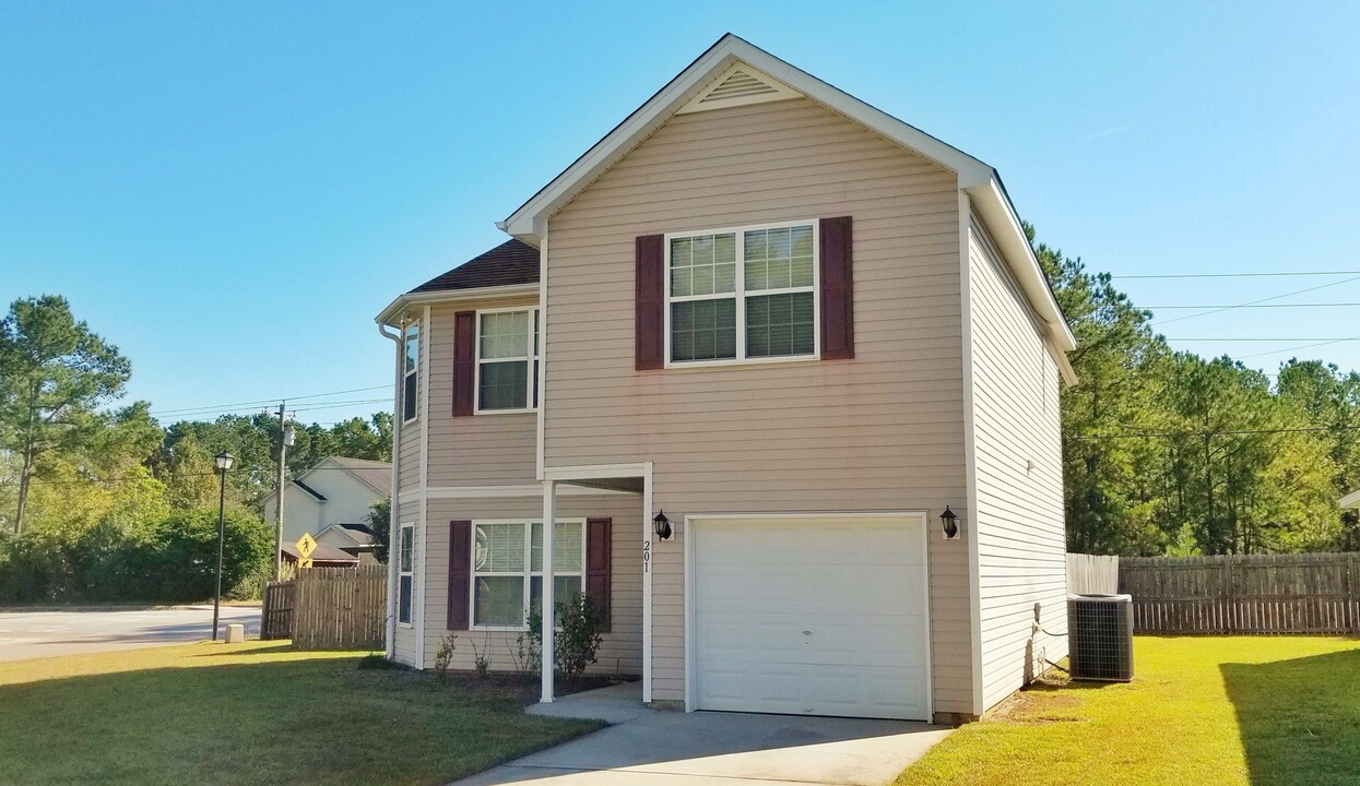 201 Maplewood Ridge Ct in Summerville, SC - Building Photo