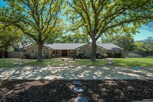 1209 Oak Ln in Hondo, TX - Building Photo