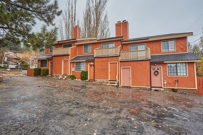 6078 Spruce St-Unit -B in Wrightwood, CA - Building Photo - Building Photo