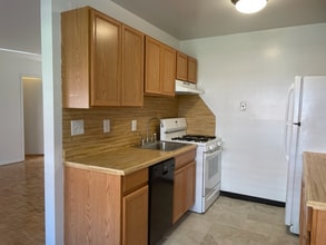 77 Orange Rd in Montclair, NJ - Building Photo - Building Photo