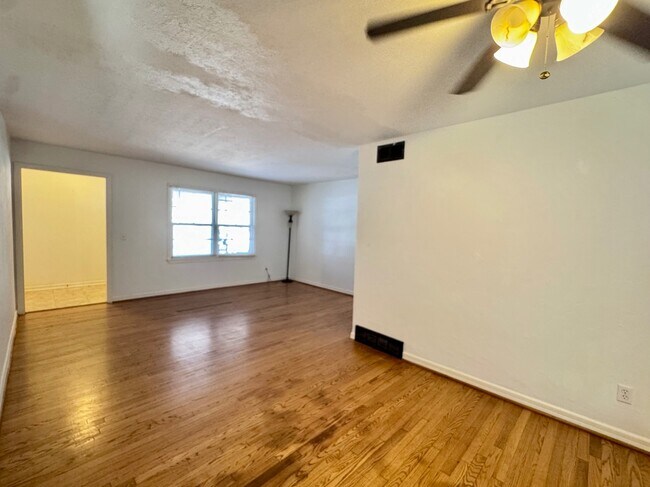 1304 Downing St in The Village, OK - Building Photo - Building Photo