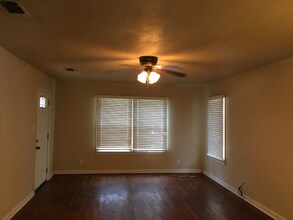 1503 N Cleveland Ave in Cameron, TX - Foto de edificio - Building Photo