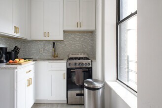 428 W 47th St in New York, NY - Building Photo - Building Photo