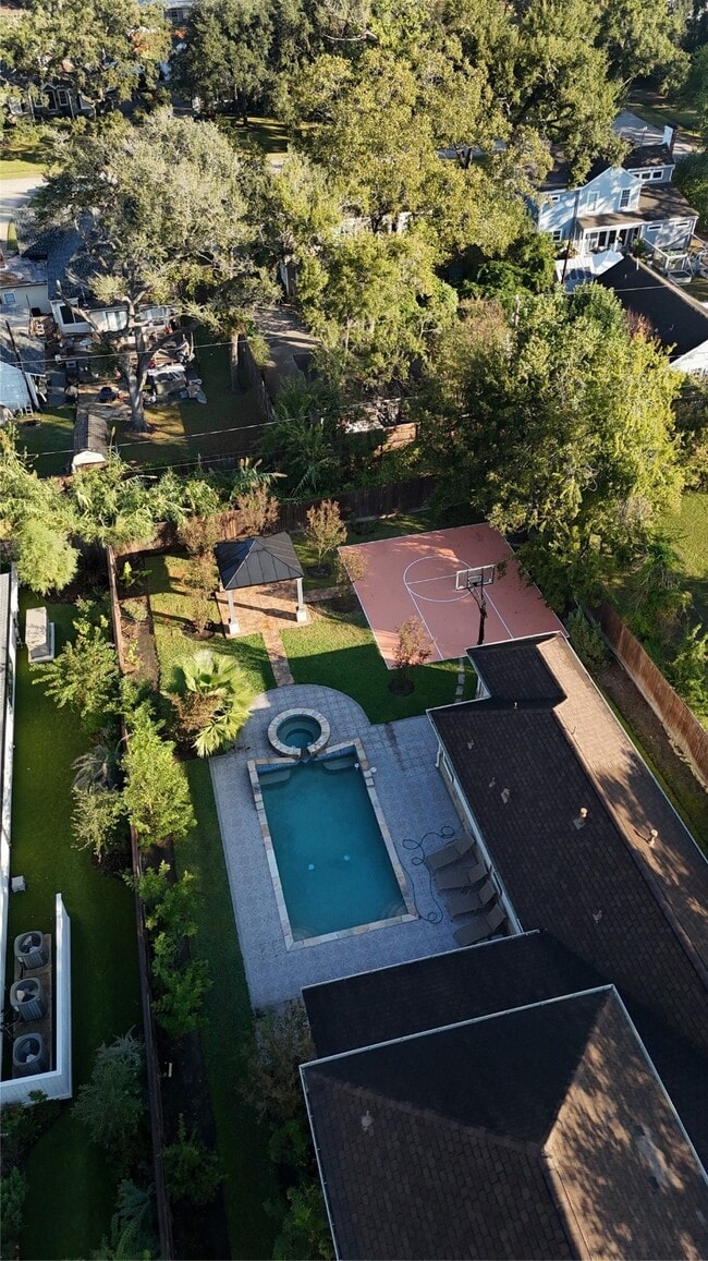 property at 726 W 30th St