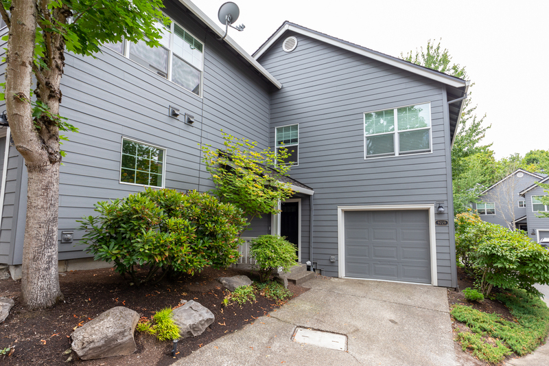 9729 NW Miller Hill Dr in Portland, OR - Foto de edificio