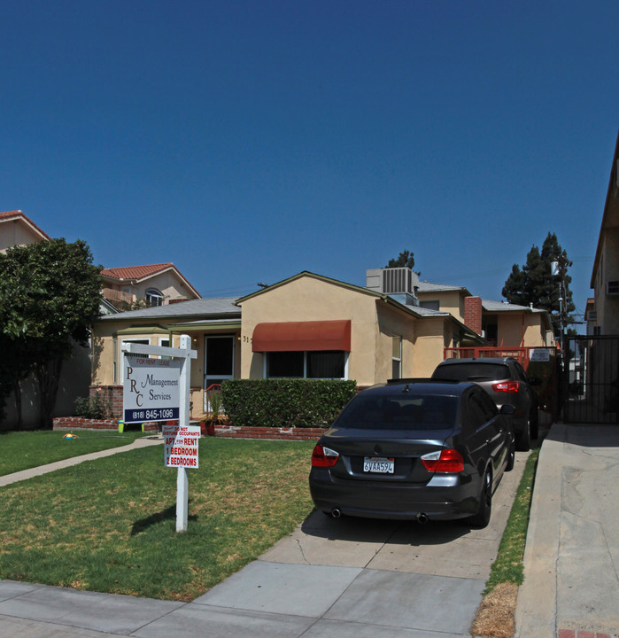 317-319 E Elmwood Ave in Burbank, CA - Building Photo