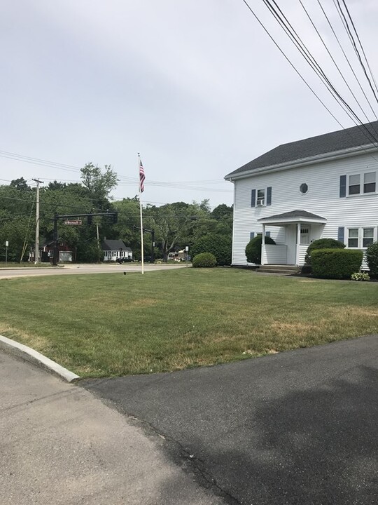 16 Pond St in Holbrook, MA - Foto de edificio