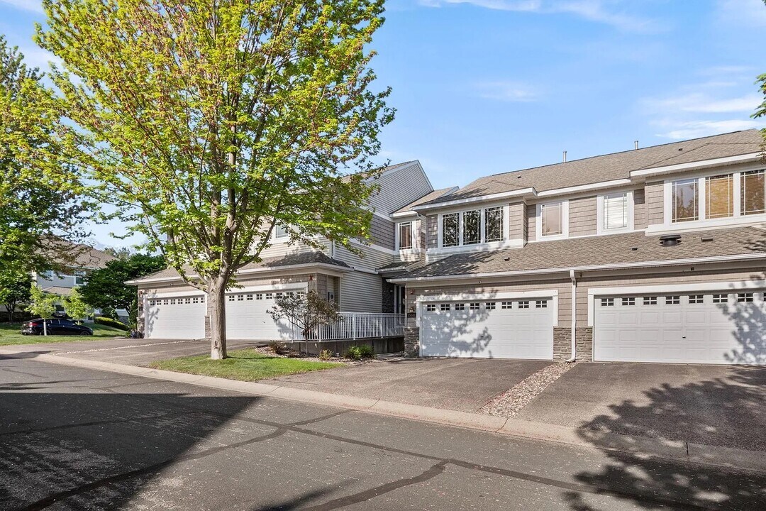 15601 Lilac Dr in Eden Prairie, MN - Foto de edificio