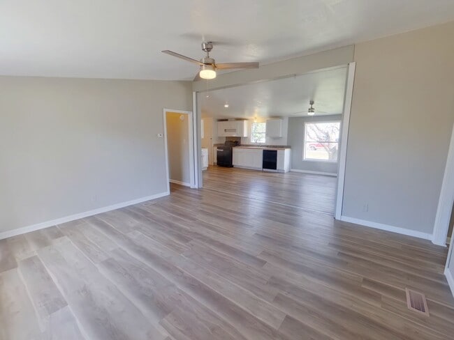 2320 E MacArthur Rd in Wichita, KS - Building Photo - Building Photo