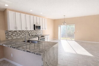 819 Pine Pointe Ln in Orlando, FL - Building Photo - Building Photo