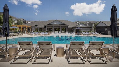 The Belle at Cedar Creek in Louisville, KY - Foto de edificio - Building Photo