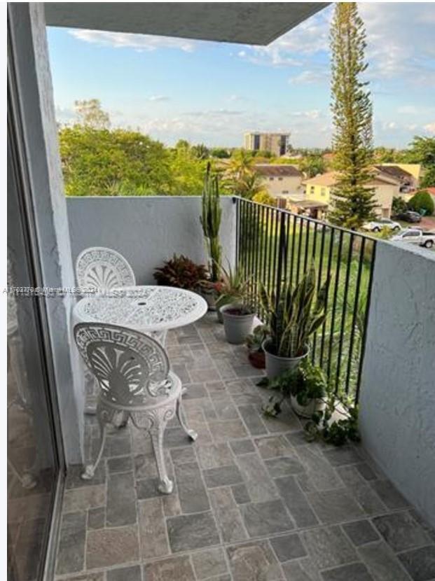 1221 SW 122nd Ave, Unit 401 in Miami, FL - Building Photo - Building Photo