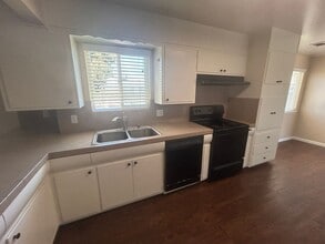 80 W Deodar Ln in Lemoore, CA - Building Photo - Building Photo