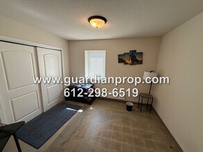 7535 Cloman Way E in Inver Grove Heights, MN - Building Photo - Building Photo