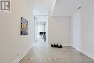 33 Charles St E in Toronto, ON - Building Photo - Building Photo