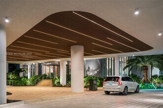 700 NE 24th St, Unit 2807 in Miami, FL - Building Photo - Building Photo