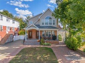 22 Dunwood Rd in Port Washington, NY - Building Photo