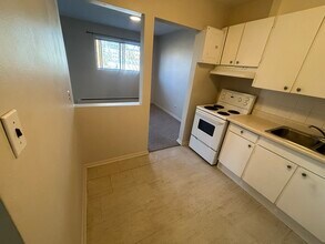 10 Esson St in Kitchener, ON - Building Photo - Building Photo