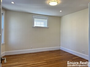 28 Clay St, Unit 2 in Cambridge, MA - Foto de edificio - Building Photo