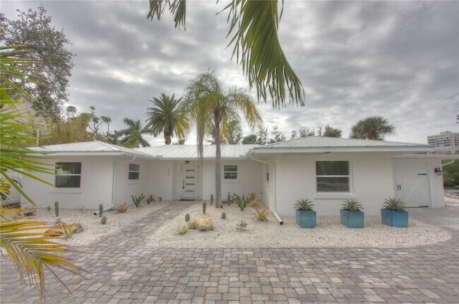306 Island Cir in Siesta Key, FL - Building Photo - Building Photo