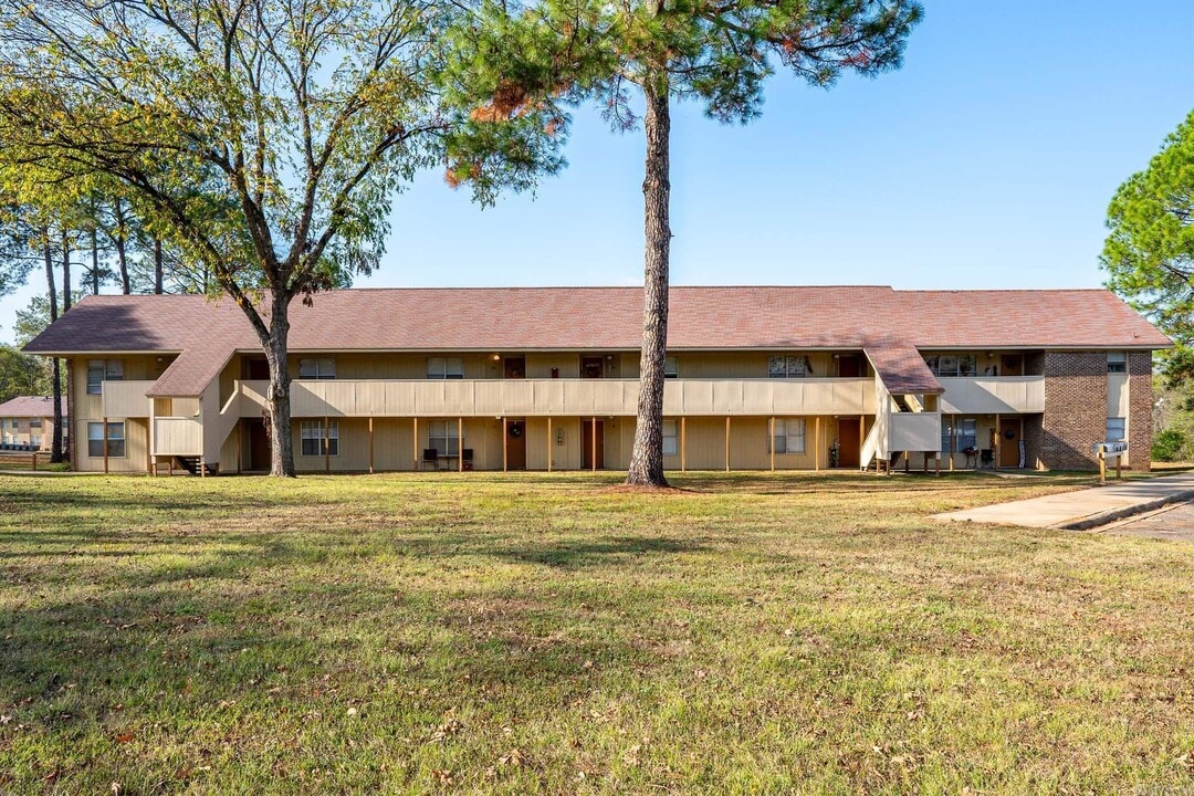 300 W Harding St in Morrilton, AR - Building Photo